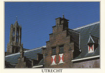 601976 Gezicht op de lantaarn van de Domtoren te Utrecht met op de voorgrond de trapgevel boven de ingang in de ...